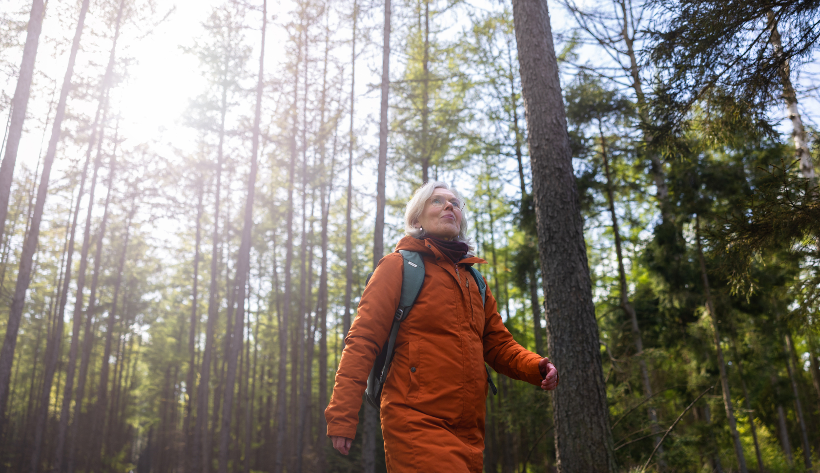 een vrouw wandelt door het bos