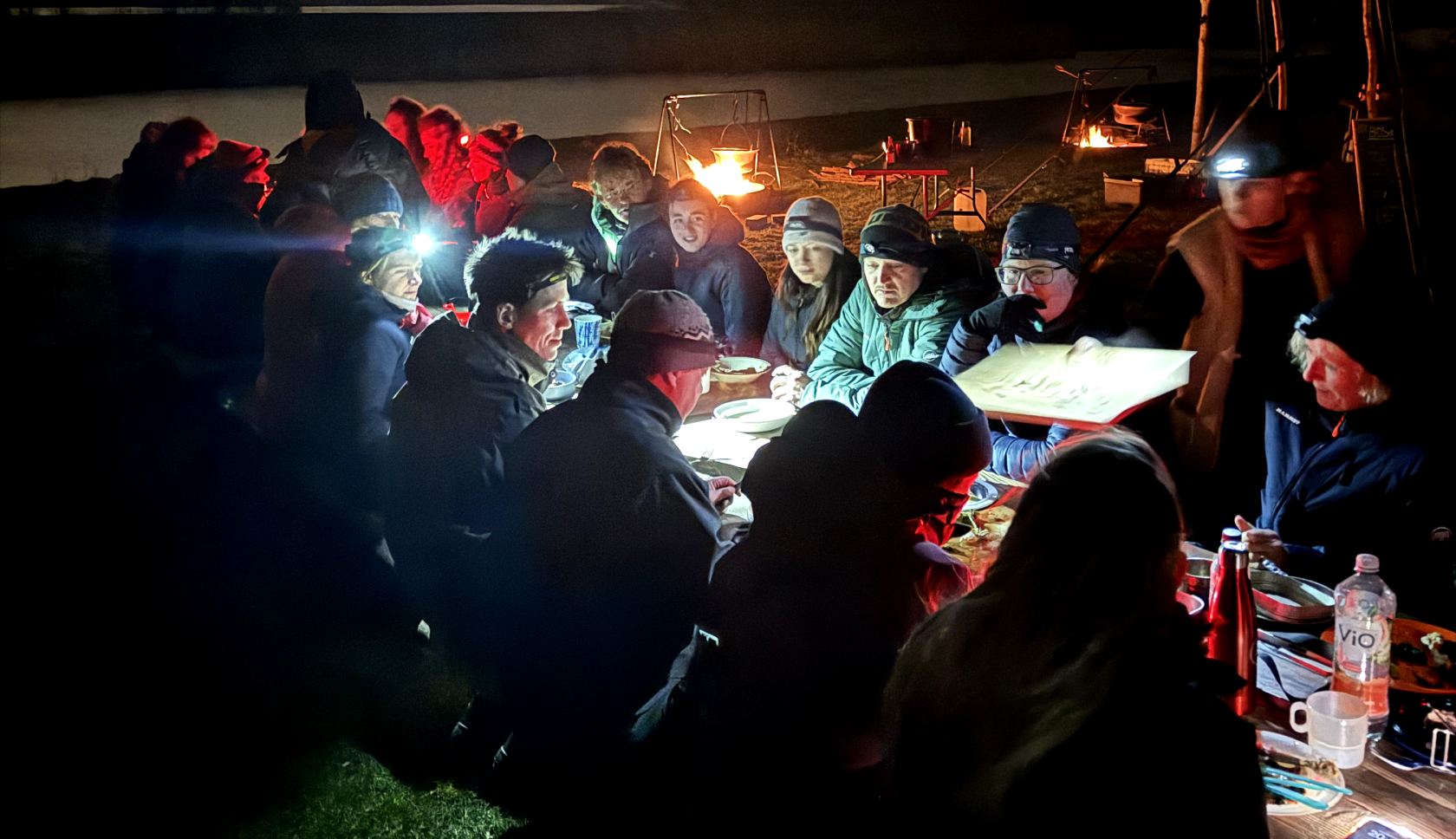 Niets gezelliger dan eten bij het licht van hoofdlampen