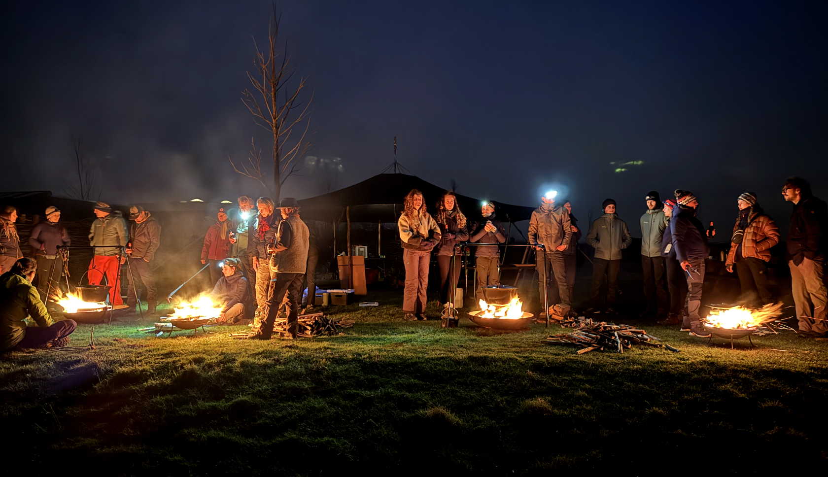 Buitenervaringen delen bij het vuur smeedt een band