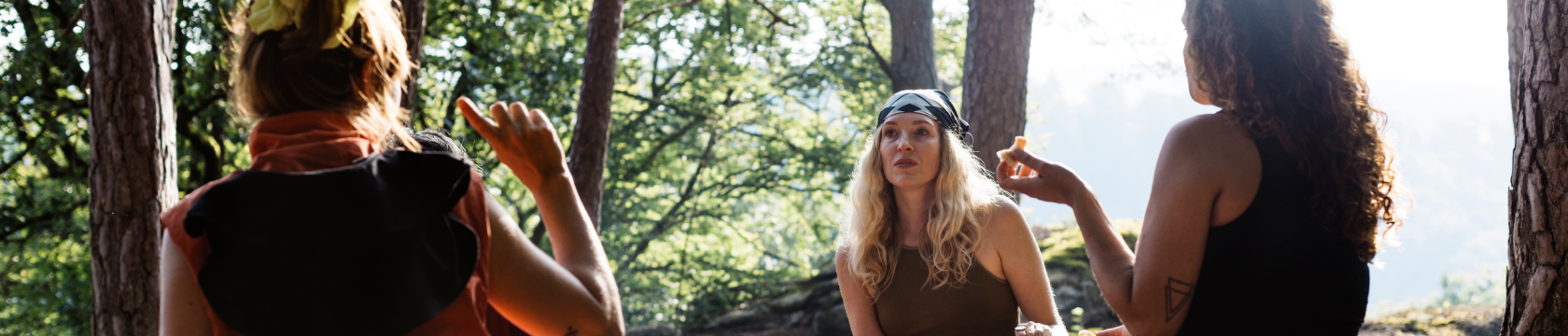 Drie vrouwen picknicken buiten