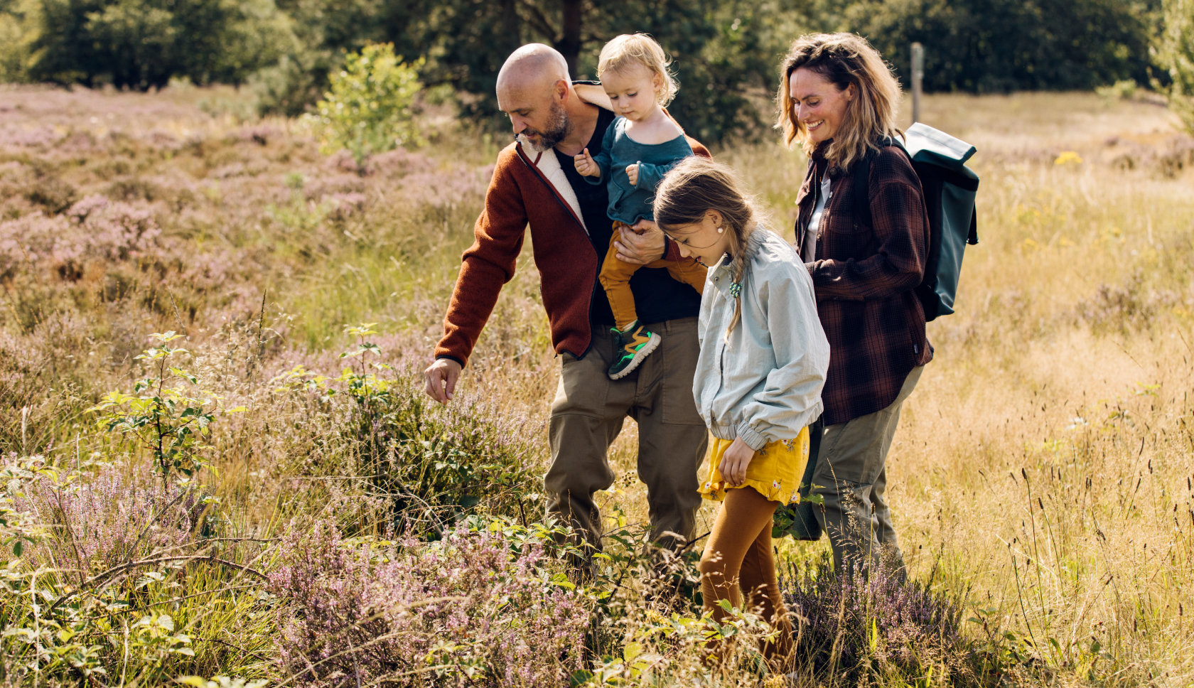 Een gezin met twee kids loopt over de hei