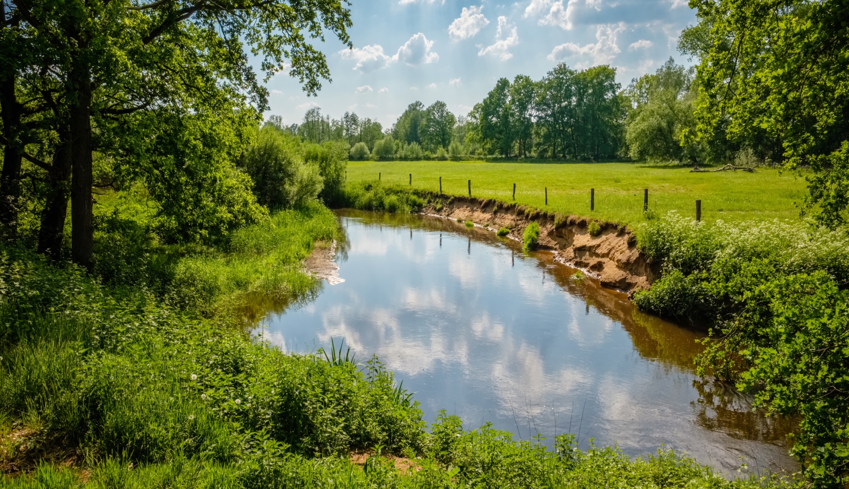 Een smal pad in de bergen bij het Stubaital in Oostenrijk 