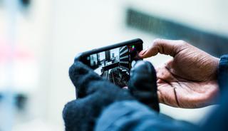 Lifehacks: in de winter en sneeuw je mobieltje gebruiken met handschoenen