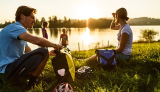 De ORTLIEB Back-Roller Classic neem je met de draagriem gemakkelijk te voet mee