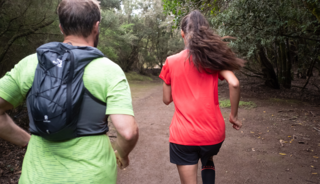 Een rugzak, heupgordel of racevest kan een handige toevoeging zijn aan je trailrun-uitrusting