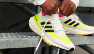 Ervaar buiten. Op je hardloopschoenen. Shop de duurzame adidas Ultraboost 21 hardloopschoen bij Bever.