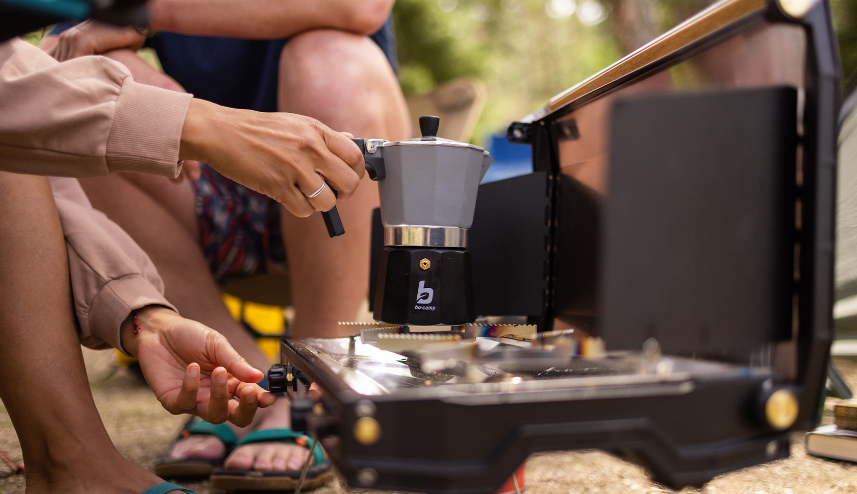 met een perculator wordt op een campingkooksetje koffie gezet