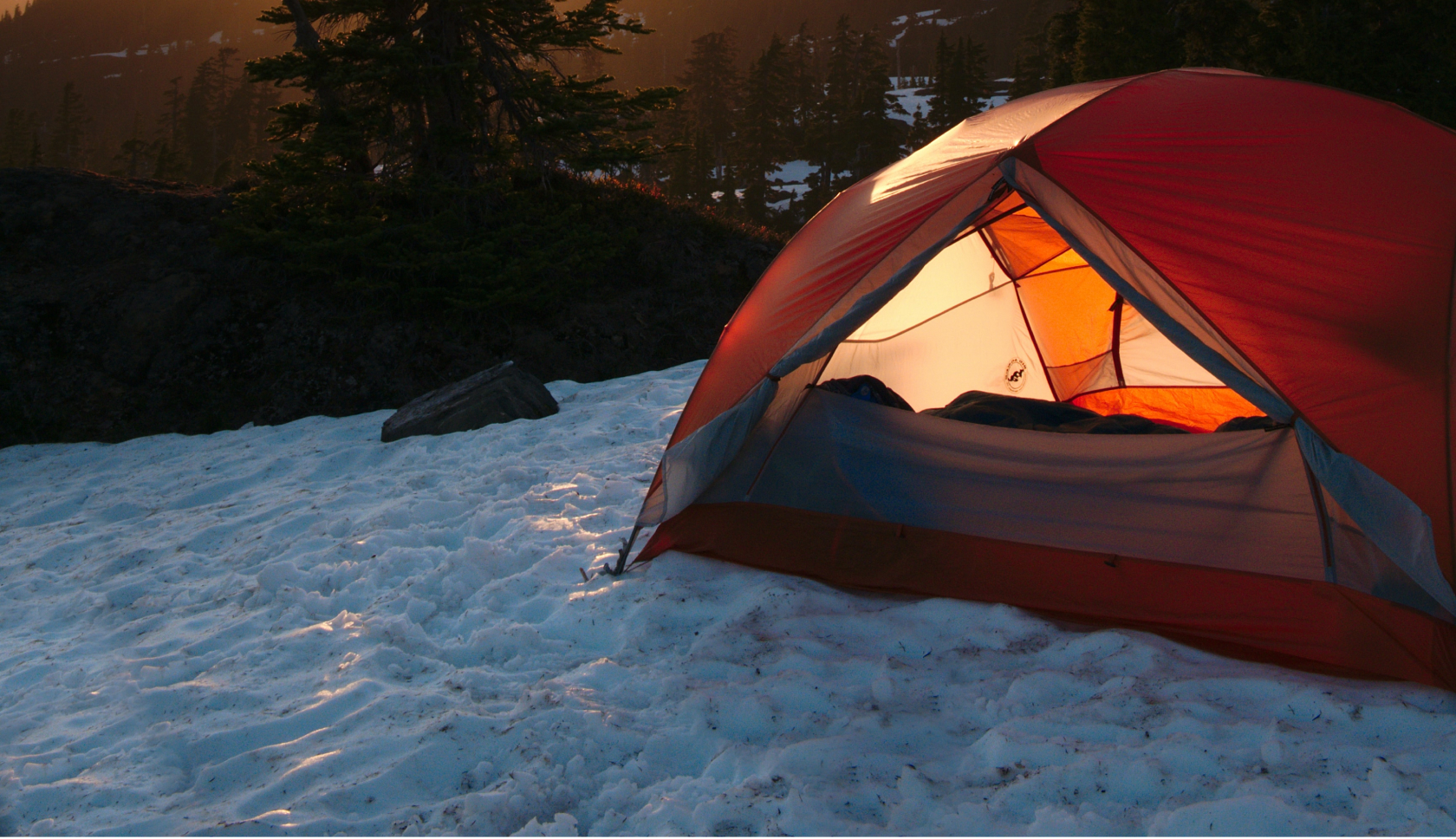 een tent staat in de sneeuw