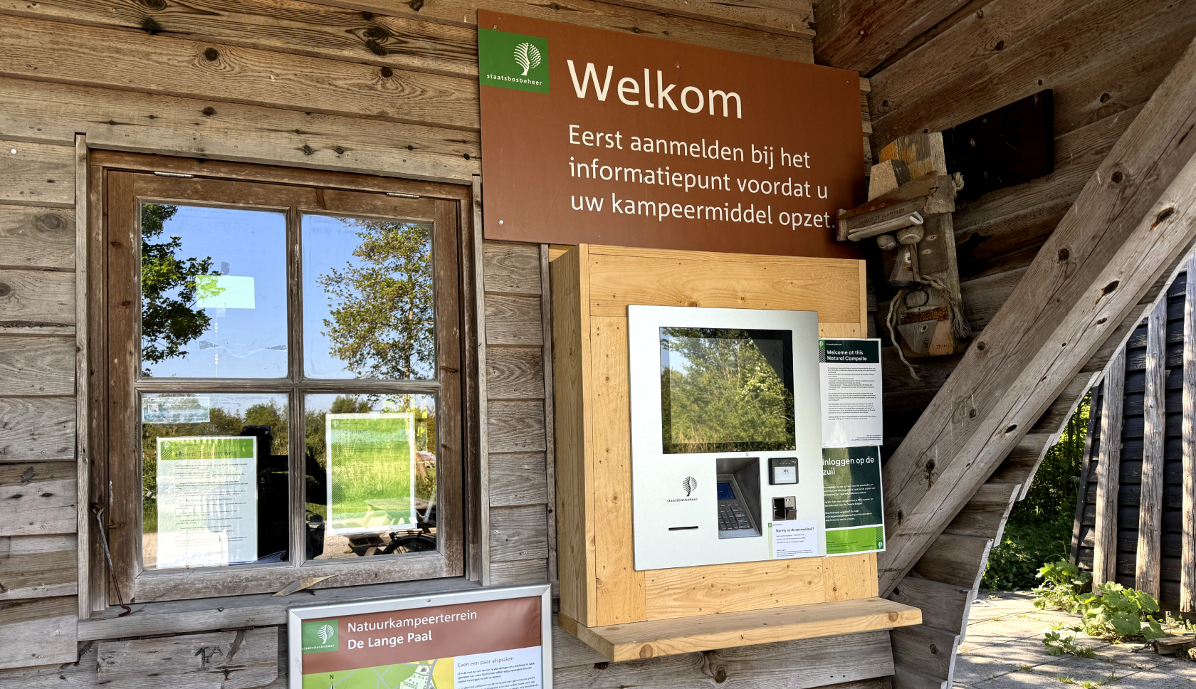 Een aanmeldpunt op een natuurkampeerterrein