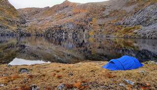 wildkamperen dus kamperen met een tent in europa in het bos aan een meer of in de bergen