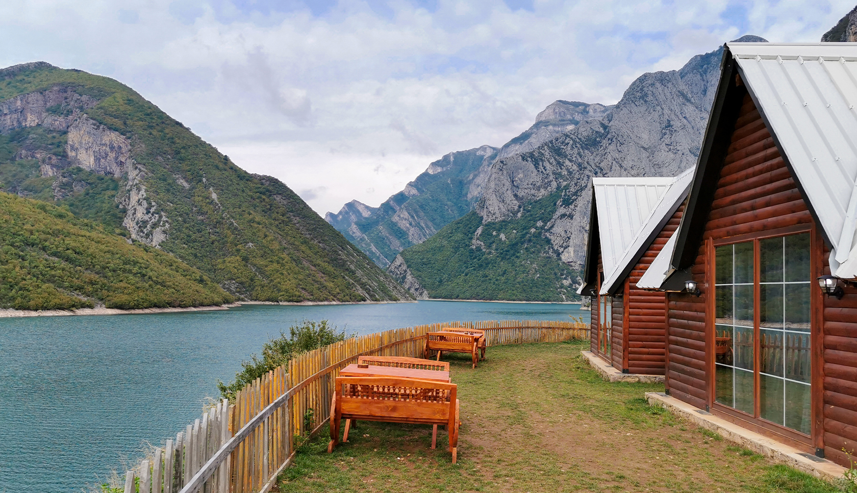 Houten cabins bij een fjord in Albanië