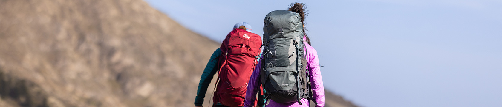 twee vrouwen dragen een rugzak tijdens het wandelen