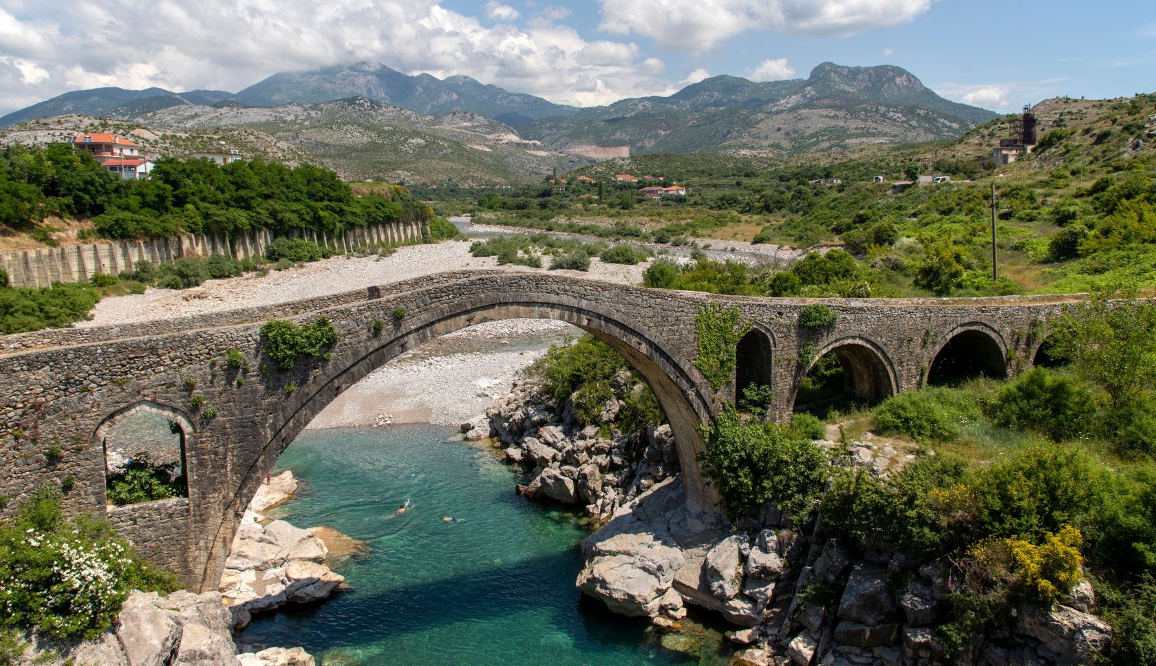 De oude, stenen Mesi Bridge ten noordoosten van Shkodër in Albanië