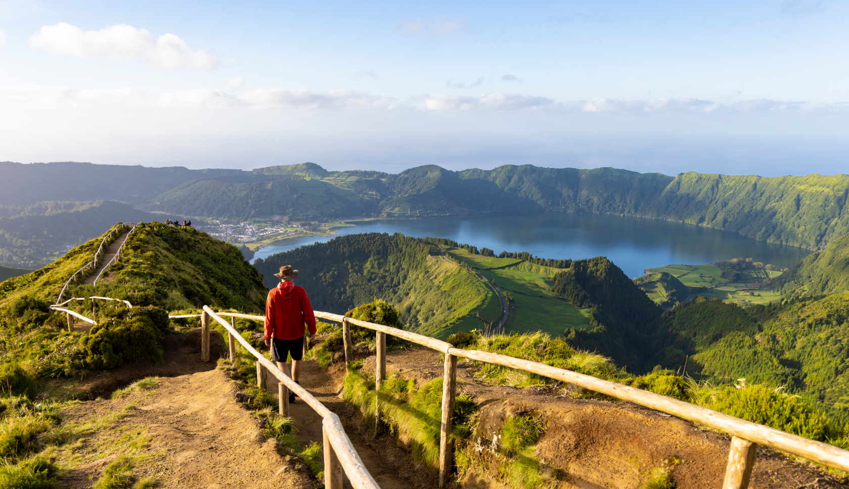 Een man loopt naar kratermeer Lagoa do Fogo op het eiland São Migue in de Azoren