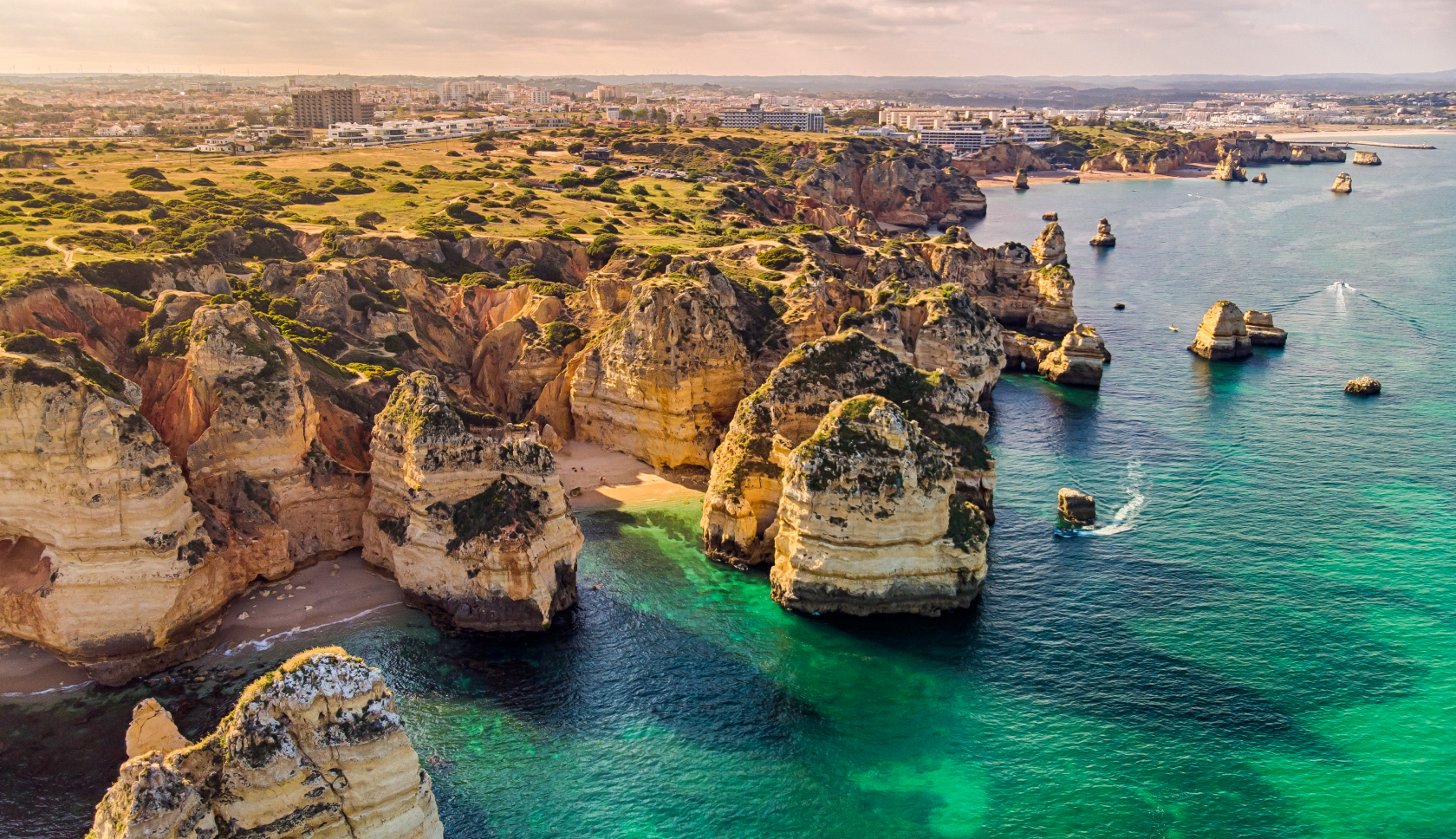 De indrukwekkende kliffen van Ponta da Piedade in de Portugese Algarve