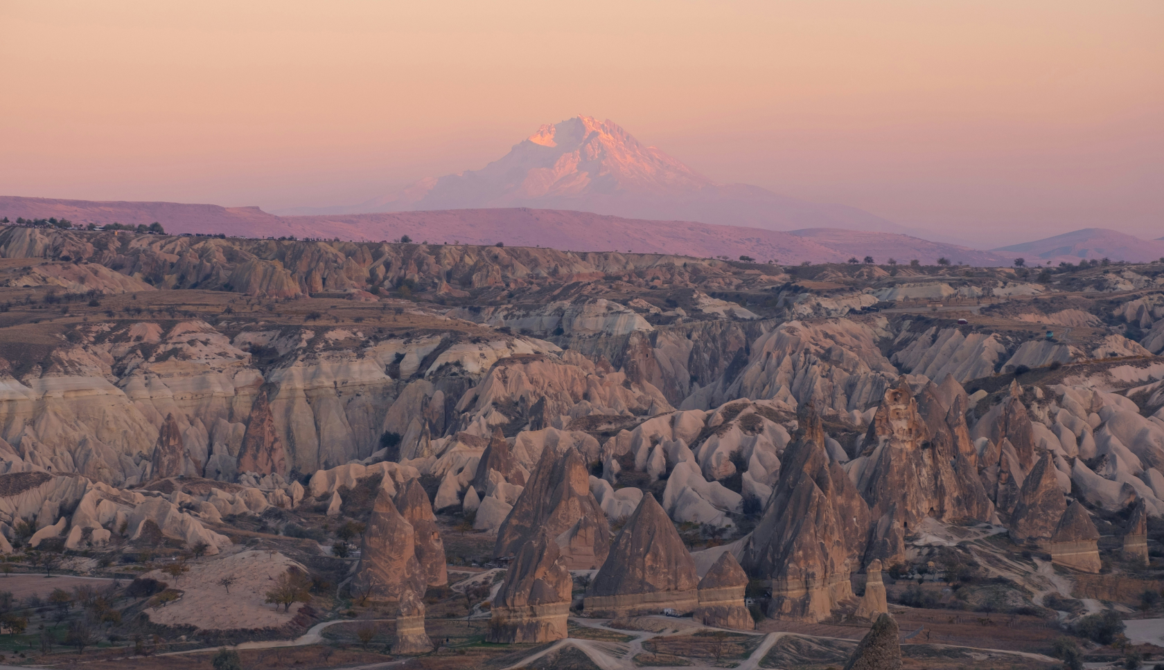 Het bijzondere landschap van Cappadocië in Turkije bij zonsondergang