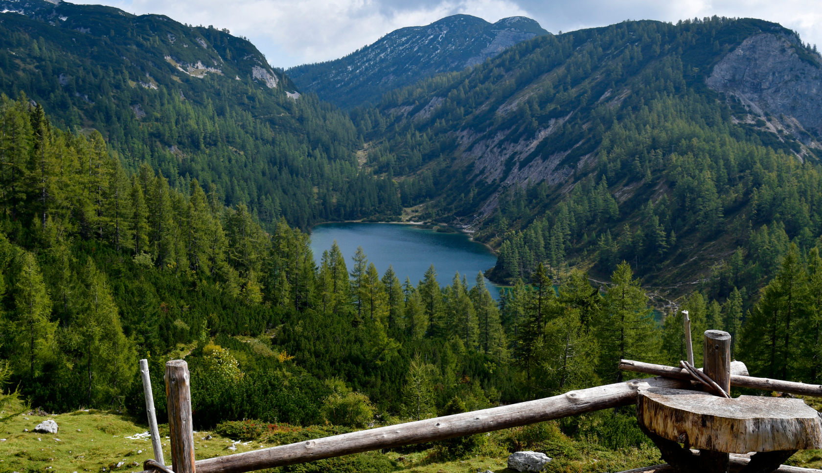 Een meer op Tauplitz Alm in het Oostenrijkse Steiermark