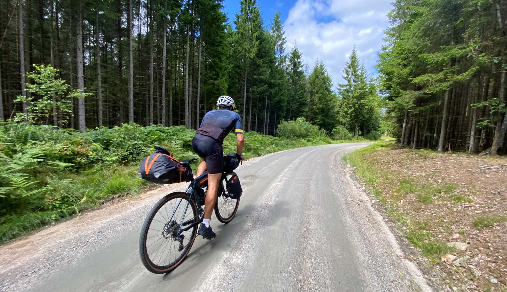 Buitenexpert Andres zit op een fiets met bikepackingtassen