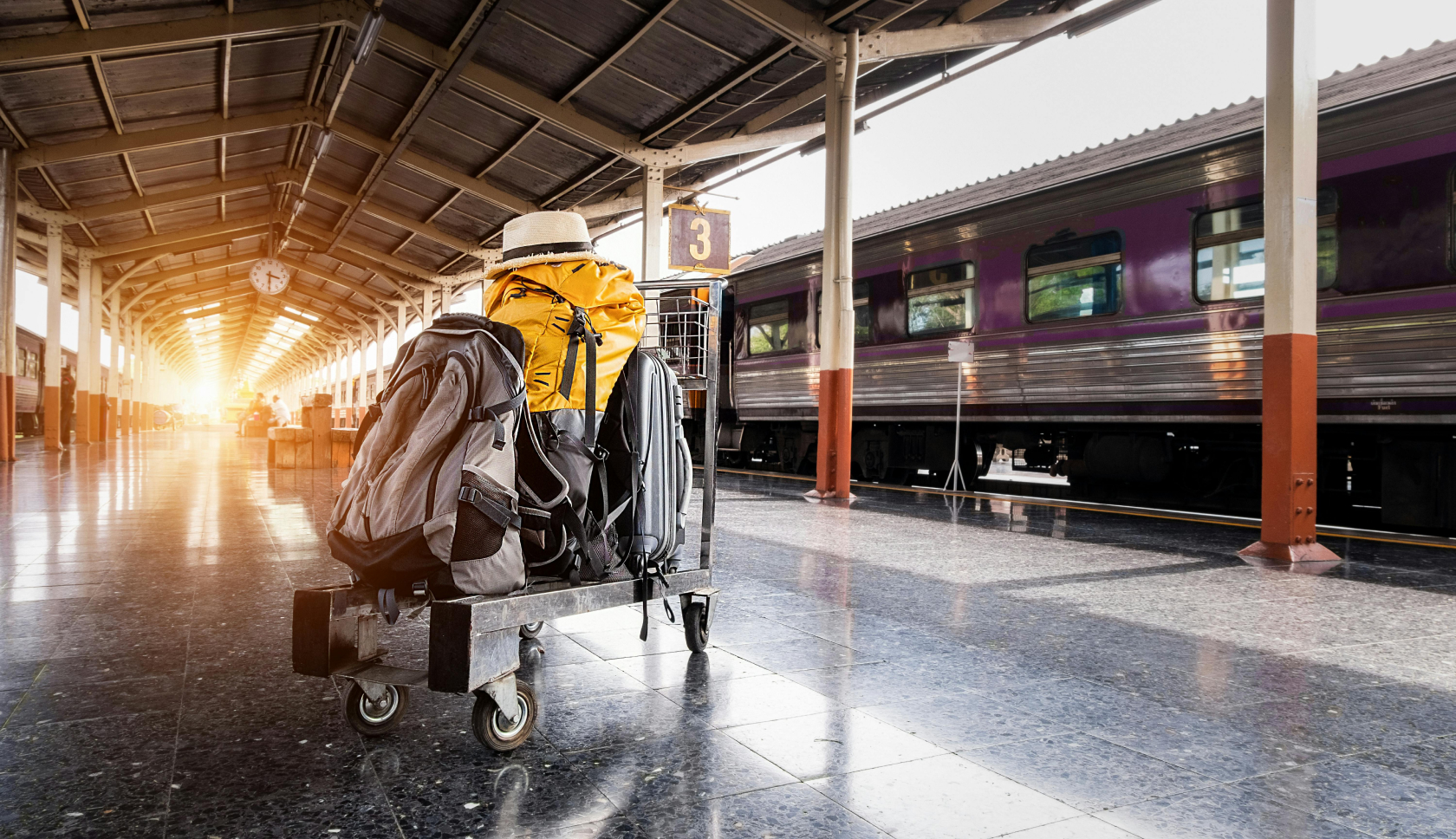 een bagagetrolley op een treinstation