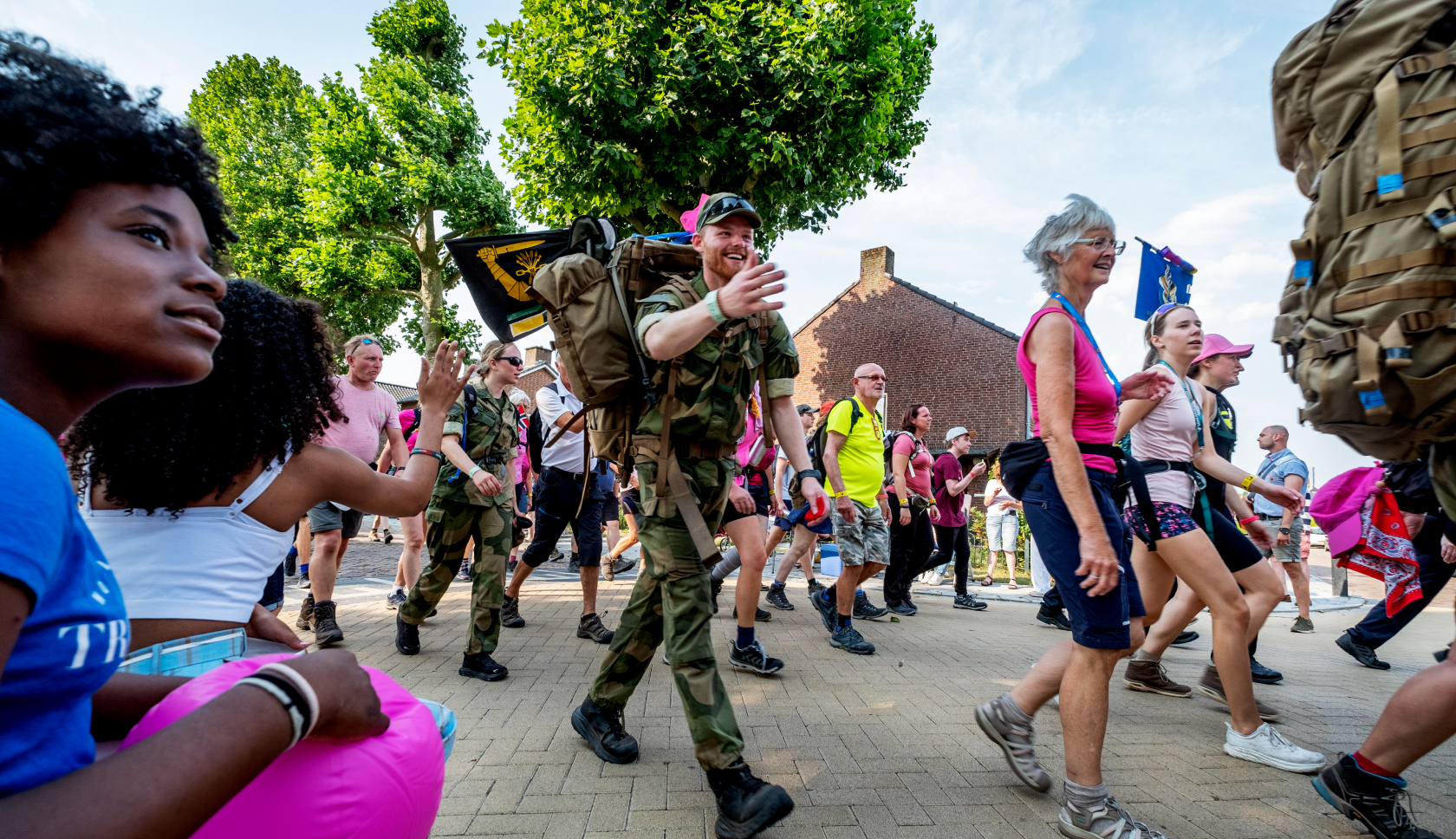 een groep wandelaars tijdens de Nijmeegse Vierdaagse