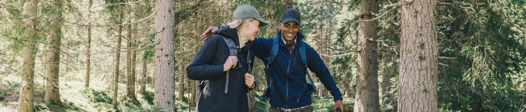 Een man en vrouw lopen in een bos