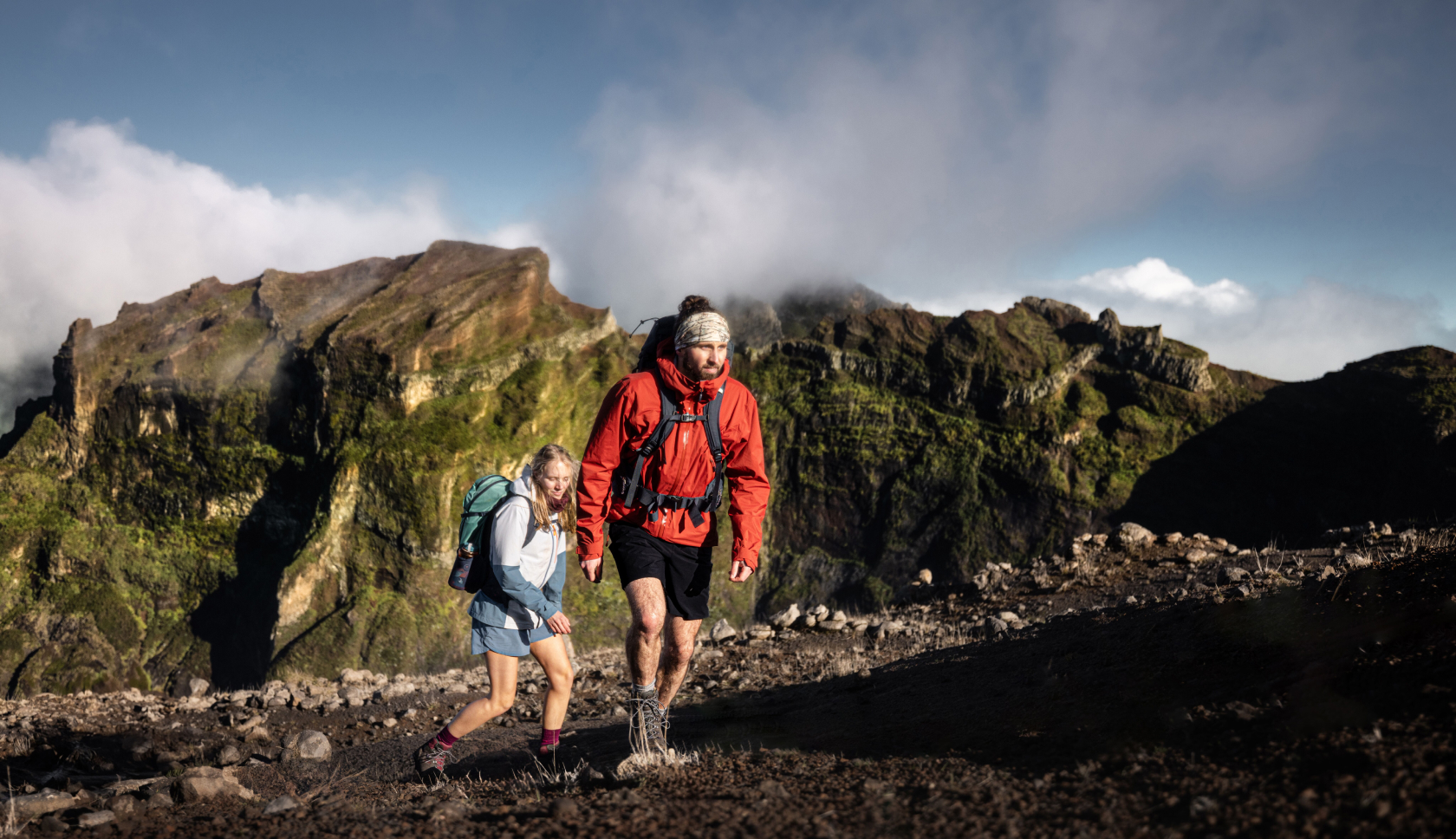 Een man en vrouw lopen een berg op