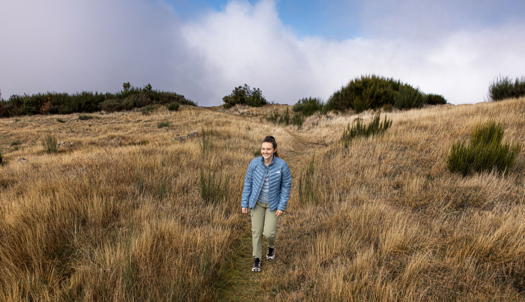 Voor een korte wandeling op vlak terrein kun je sportschoenen gebruiken.