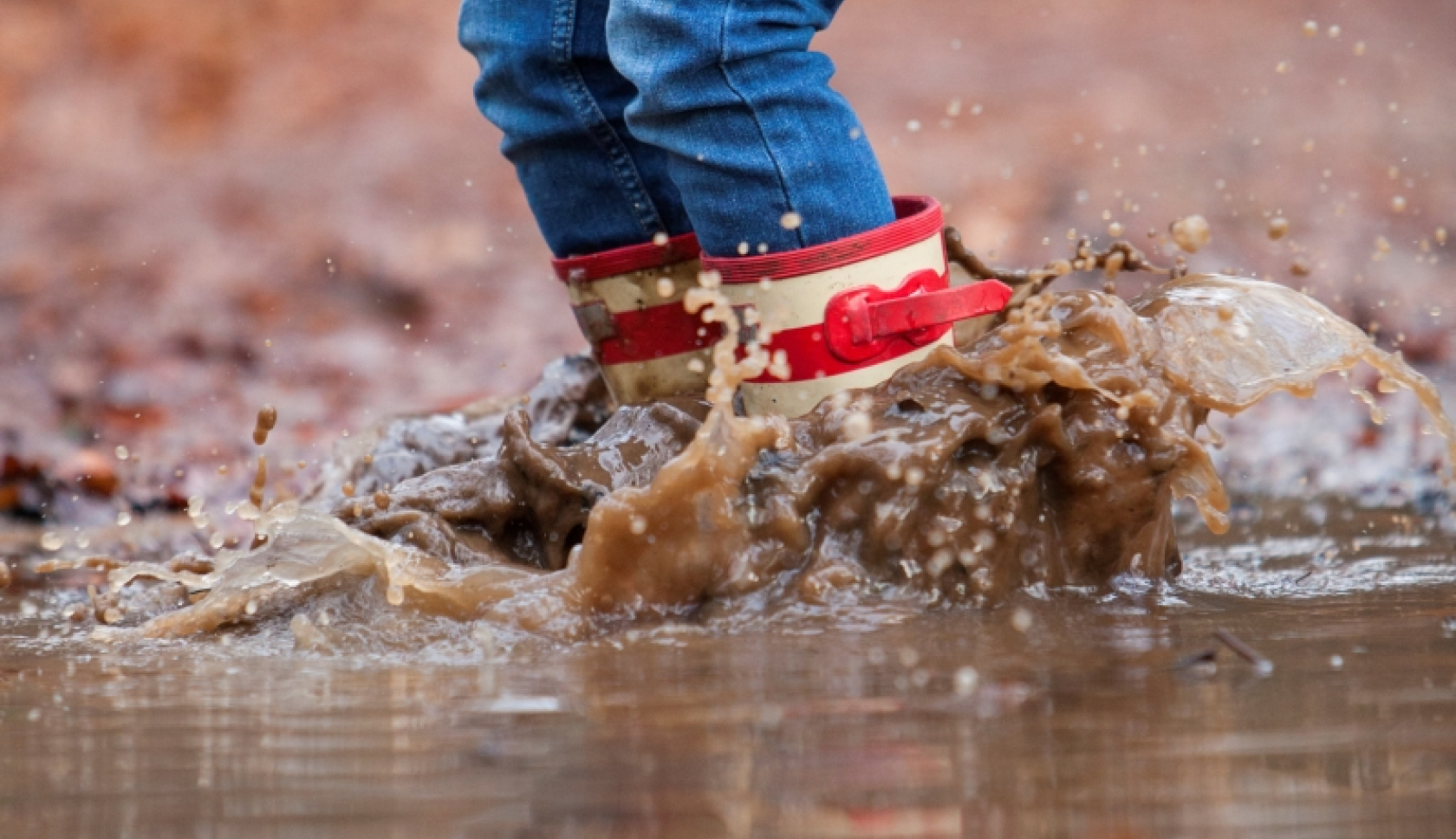 Kinderlaarsjes in een modderplas