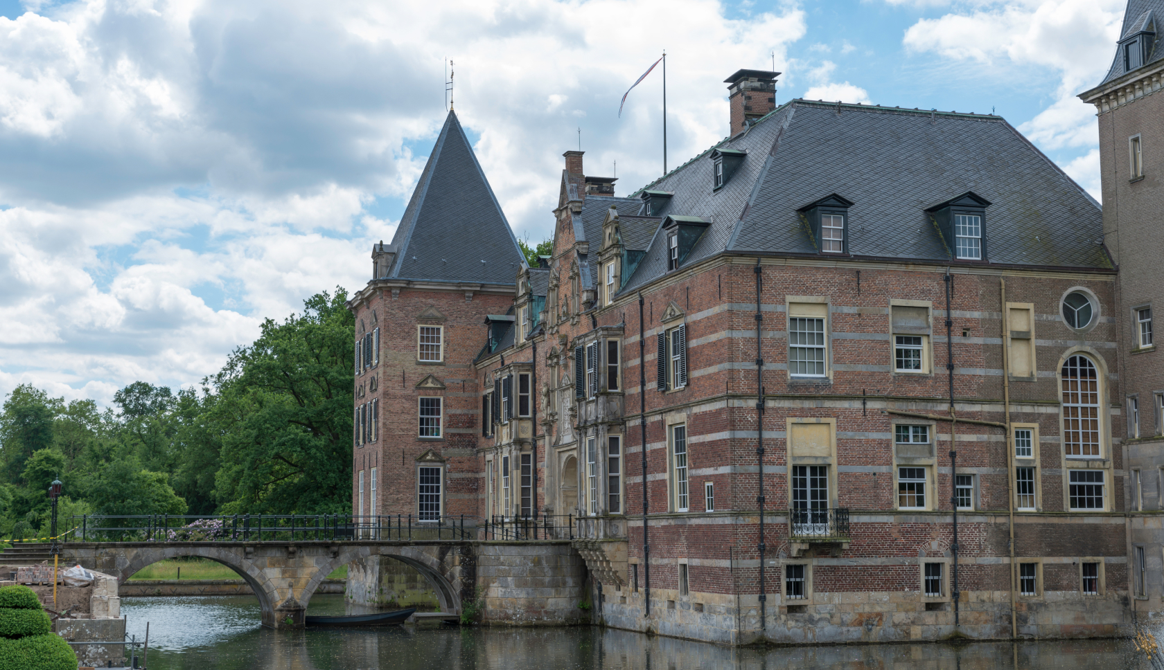 Kasteel Twickel is omgeven door een vijver met een loopbrug