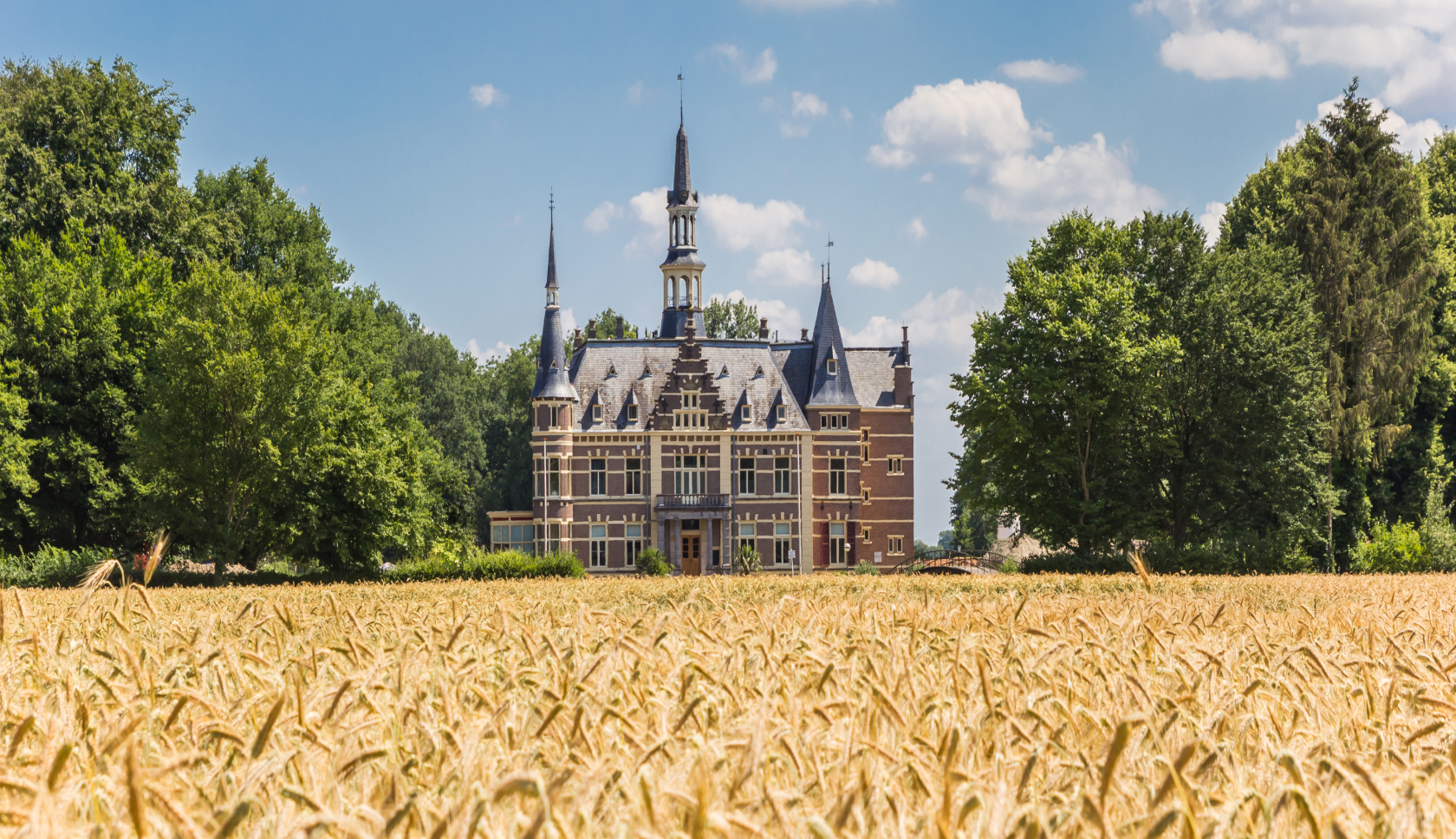 Kasteel de Cloese bevindt zich in het midden van een groot veld. 