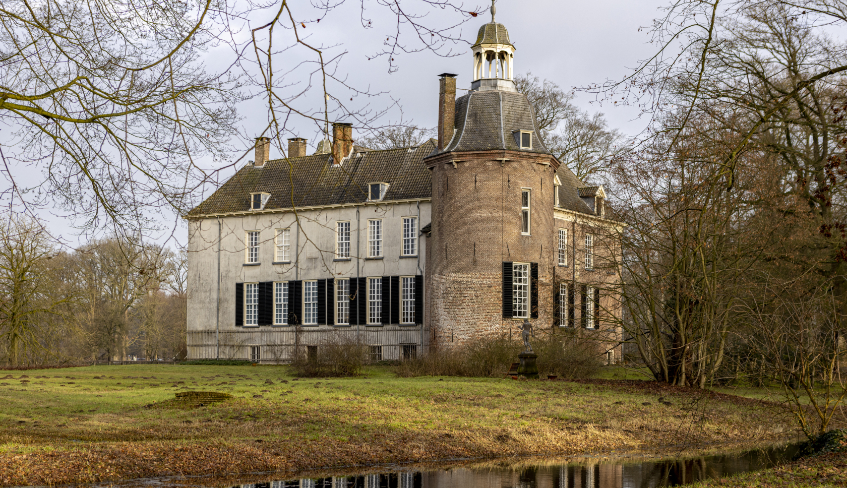 Kasteel Hackfort heeft een herkenbare, witte toren en wordt omgeven door groen en bomen