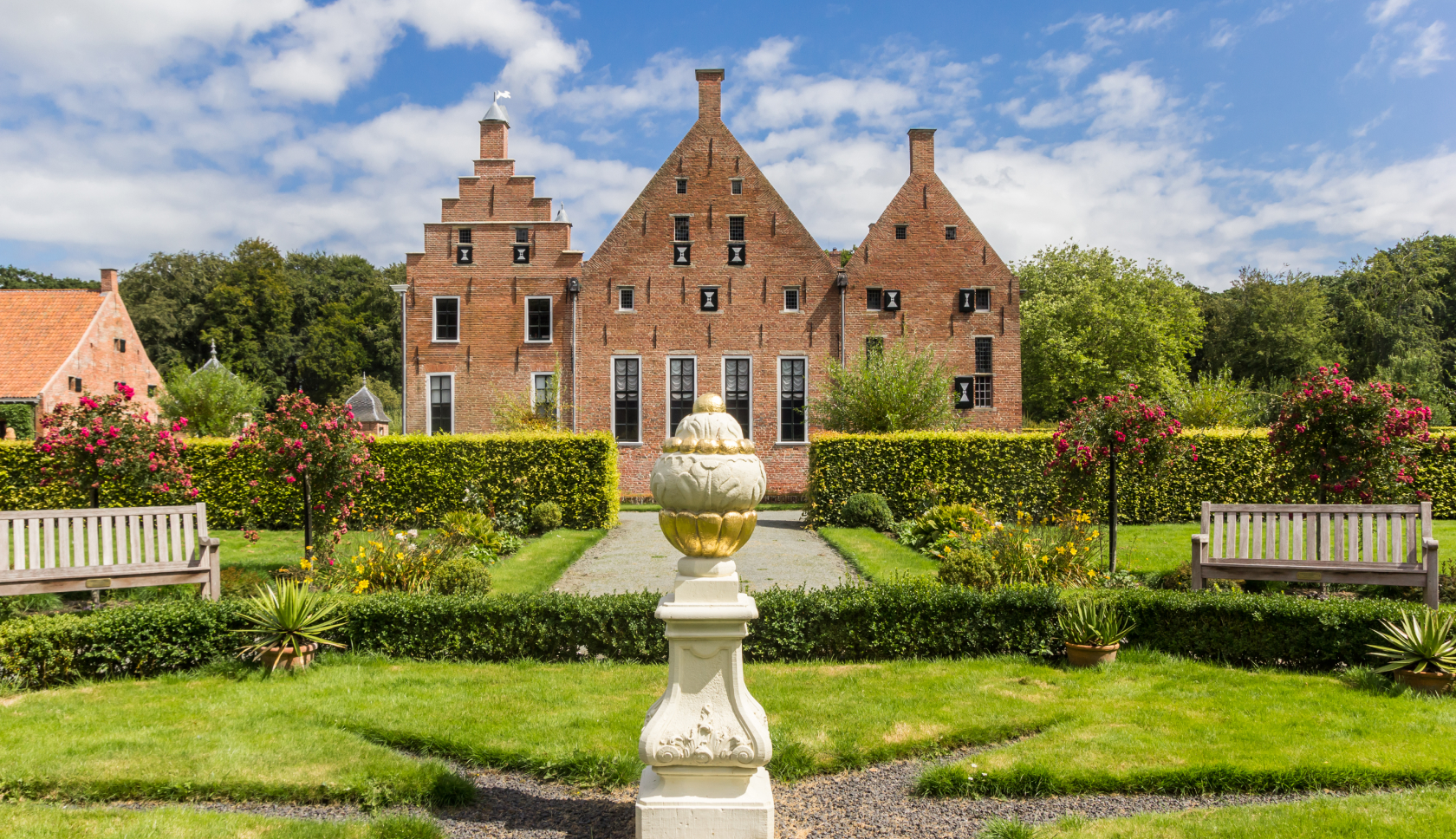 De Menkemaborg heeft een grote, groene tuin