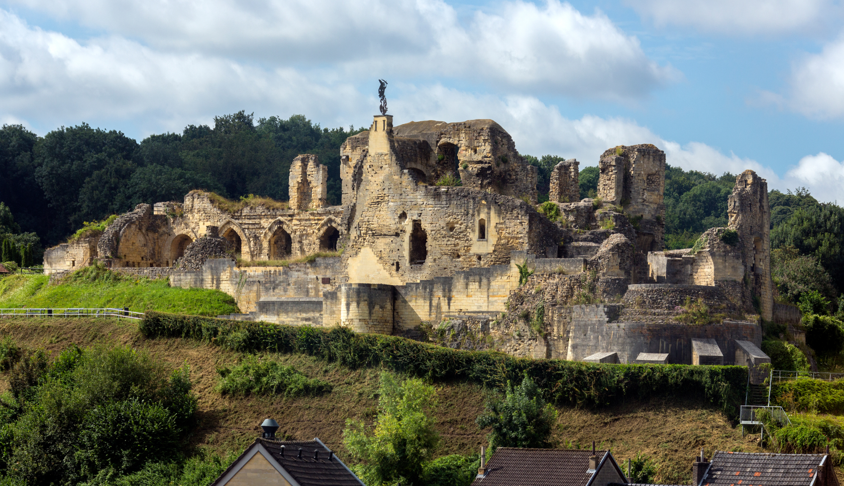 De oude kasteelruïne Valkenburg met zijn afgebrokkelde torens