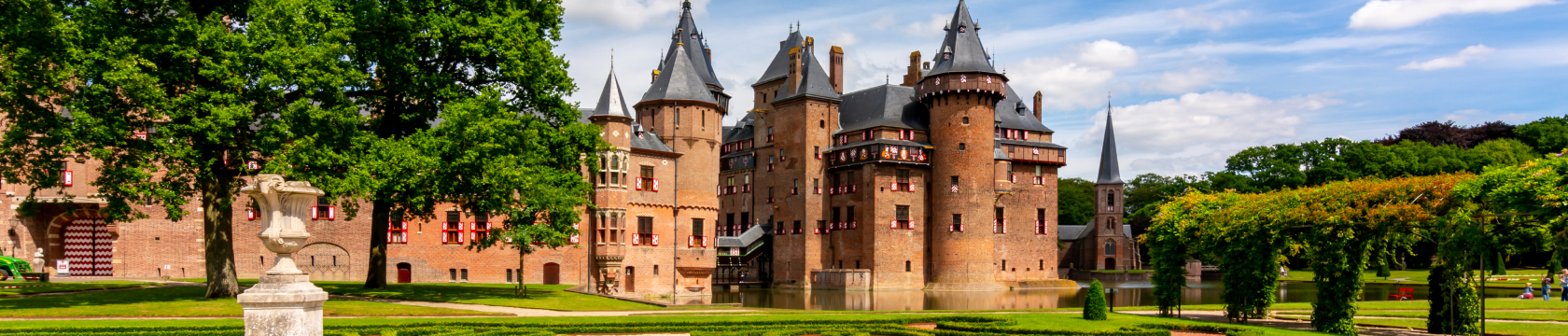 Kasteel de Haar heeft verschillende torentjes en wordt omringd door een grote kasteeltuin vol gekleurde bloemen