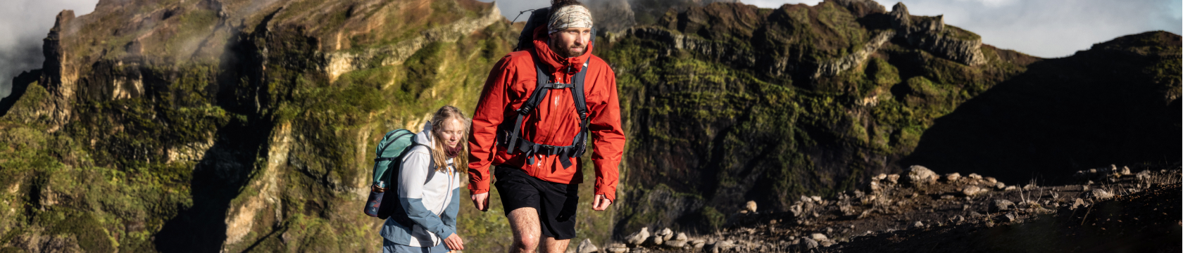 Een man en vrouw lopen in de bergen