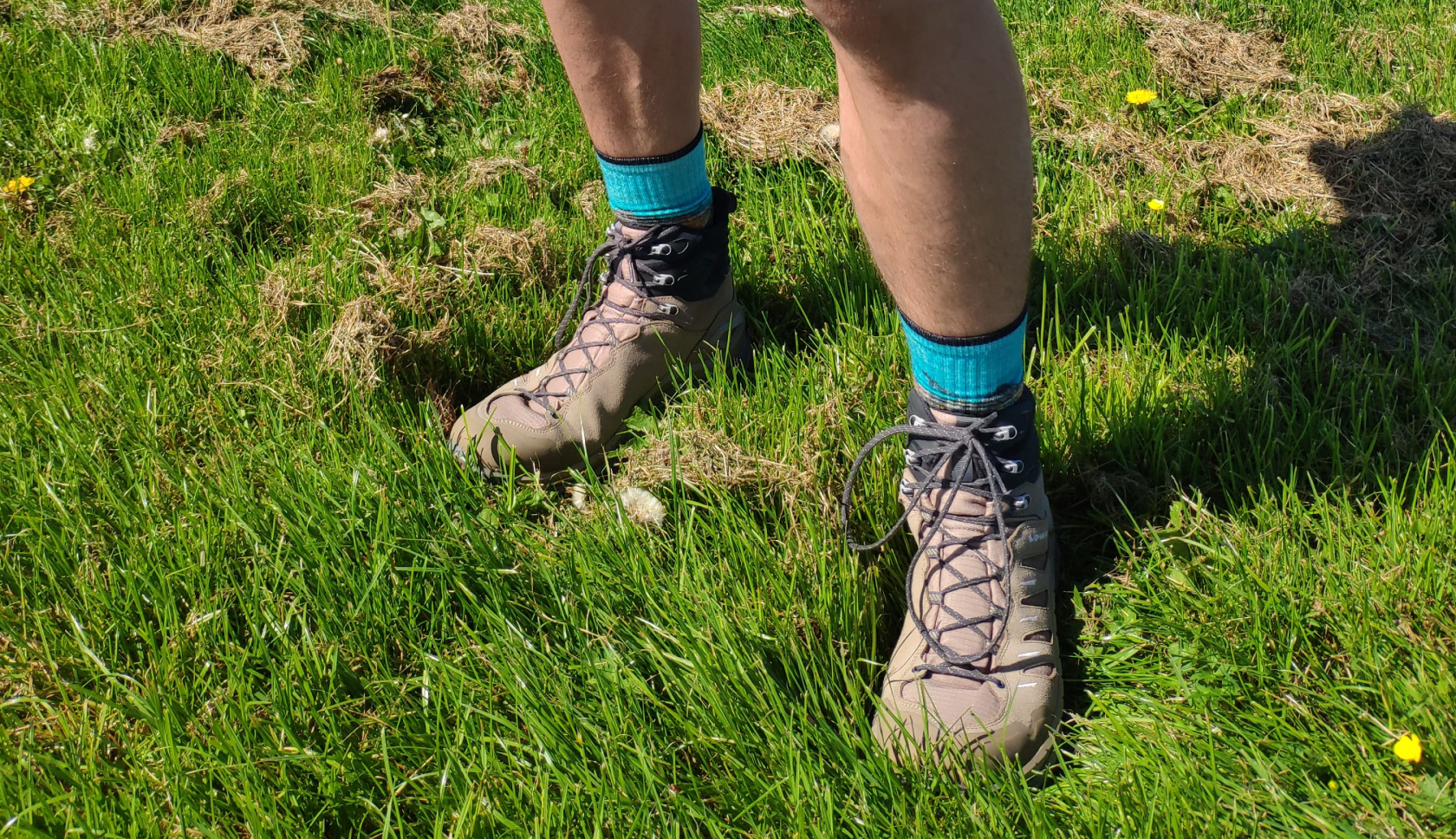 hoge wandelschoenen in het gras