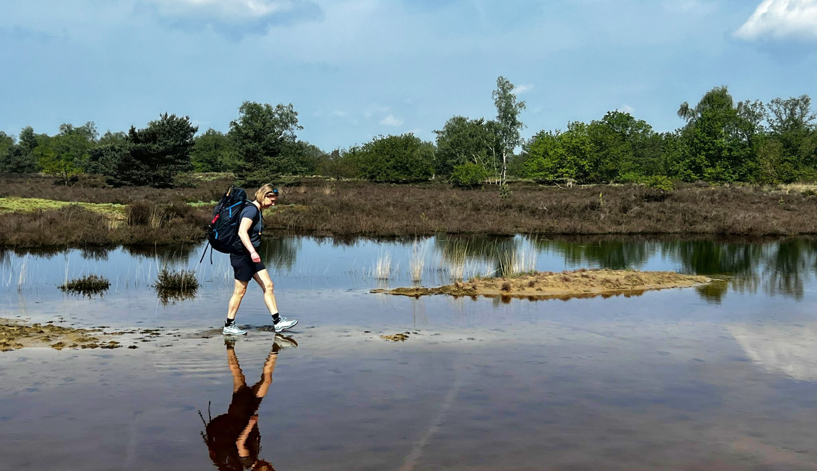 Een vrouw loopt door laag water