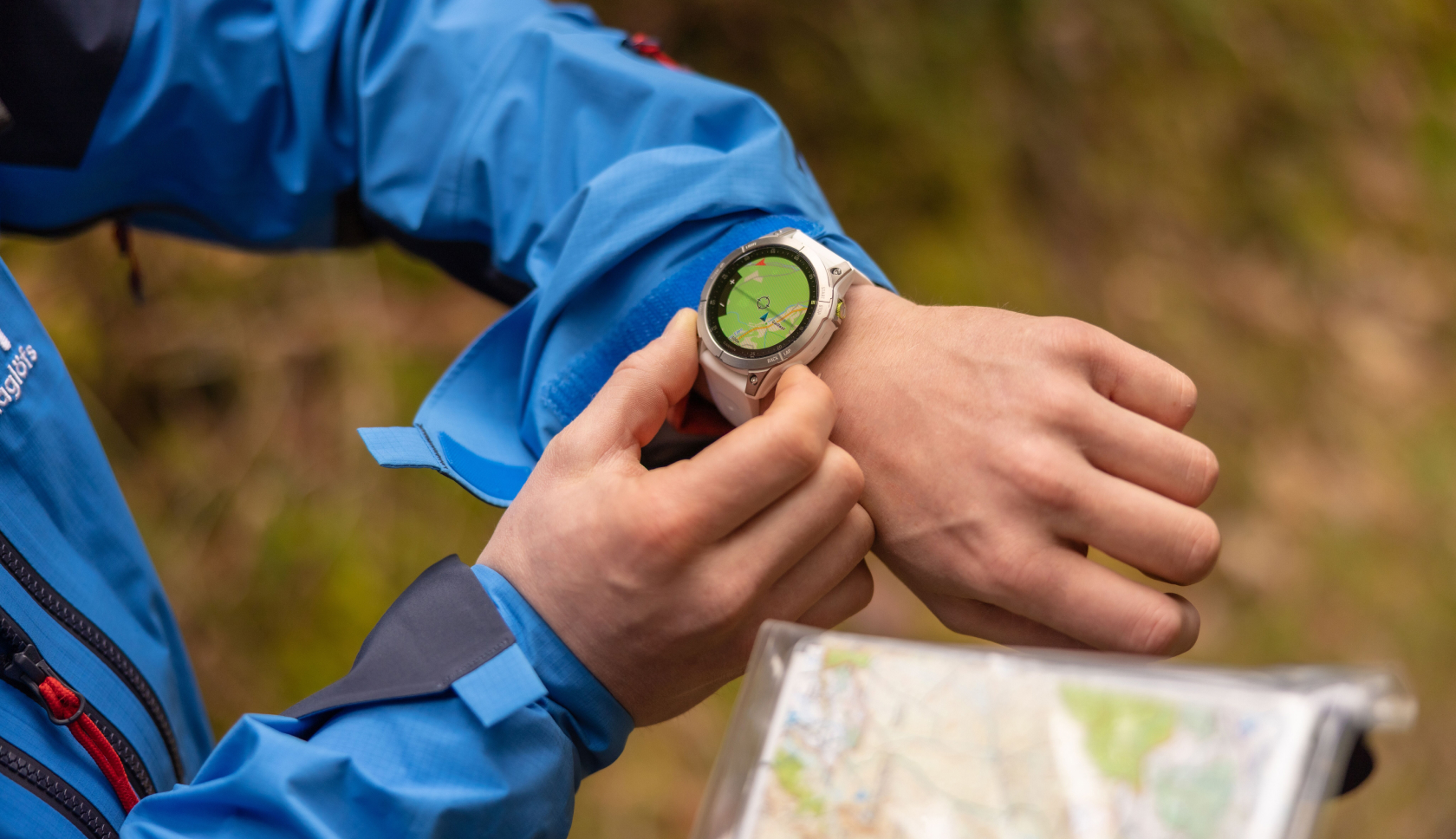 Neem altijd een kaart, kompas en gps mee op je trektocht voor navigatie