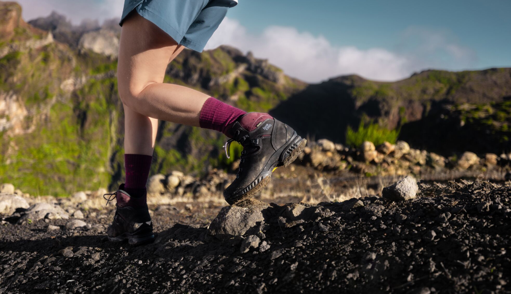 Stevige wandelschoenen op een bergpad