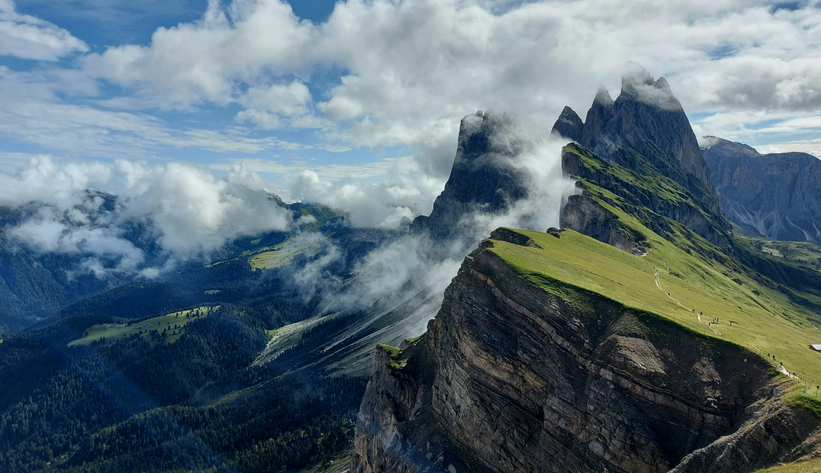 De groene bergkam van Seceda in Italiaanse Dolomieten