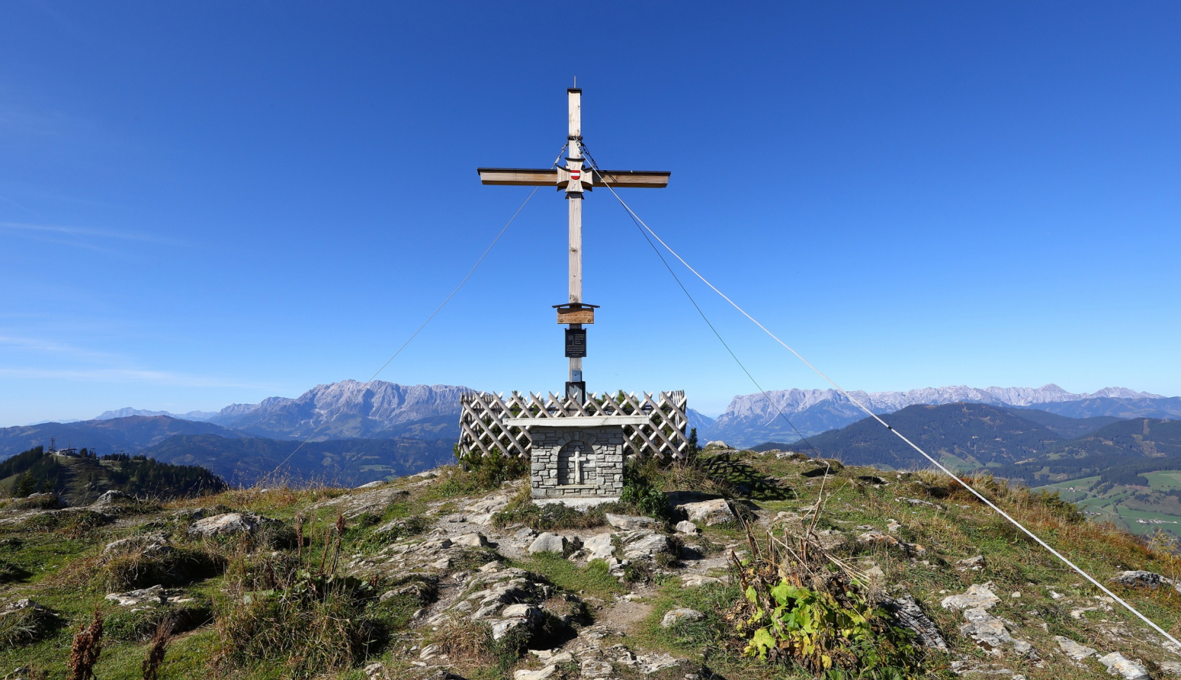 Sonntagskogel bij het Großartal: een groot kruis op een bergtop in het Oostenrijkse Salzburgerland