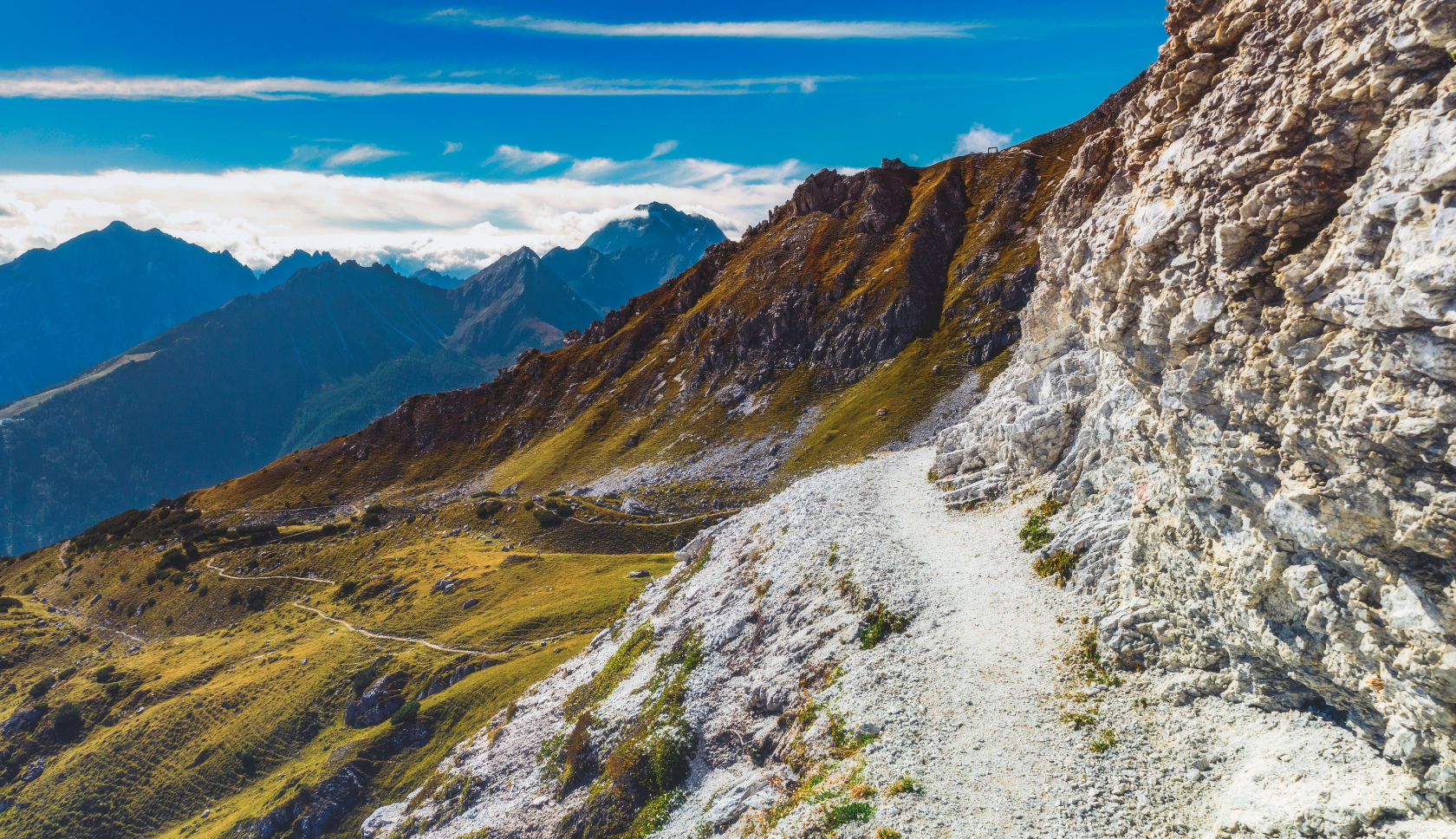 Een smal pad in de bergen bij het Stubaital in Oostenrijk 