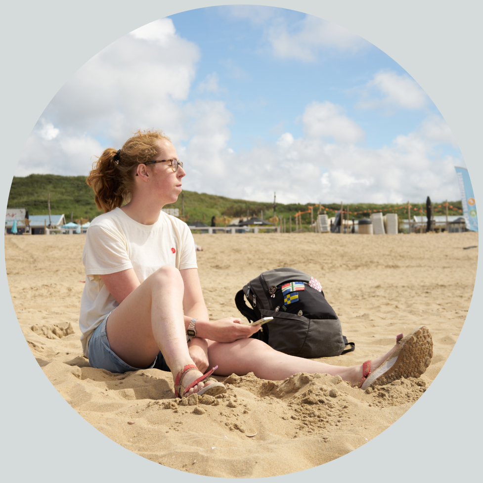 een vrouw zit op het strand en geniet van de rust