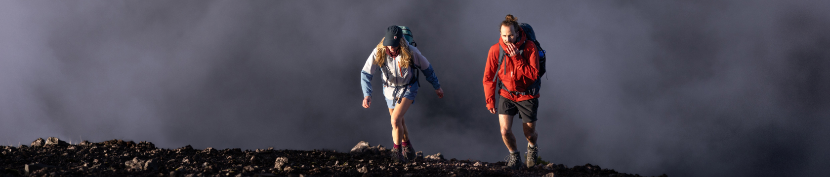 een man en vrouw lopen een stijle berg op