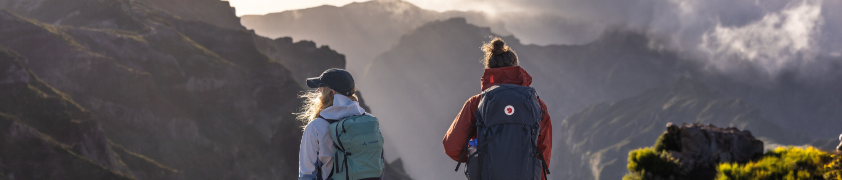 Een man en een vrouw kijken naar een berglandschap