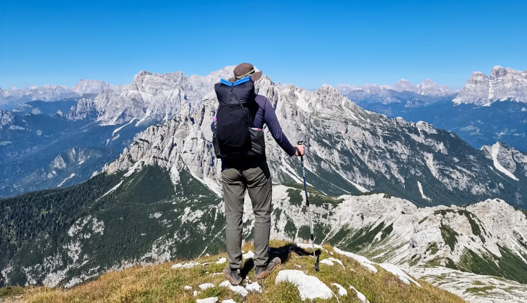 Sonntagskogel bij het Großartal: een groot kruis op een bergtop in het Oostenrijkse Salzburgerland