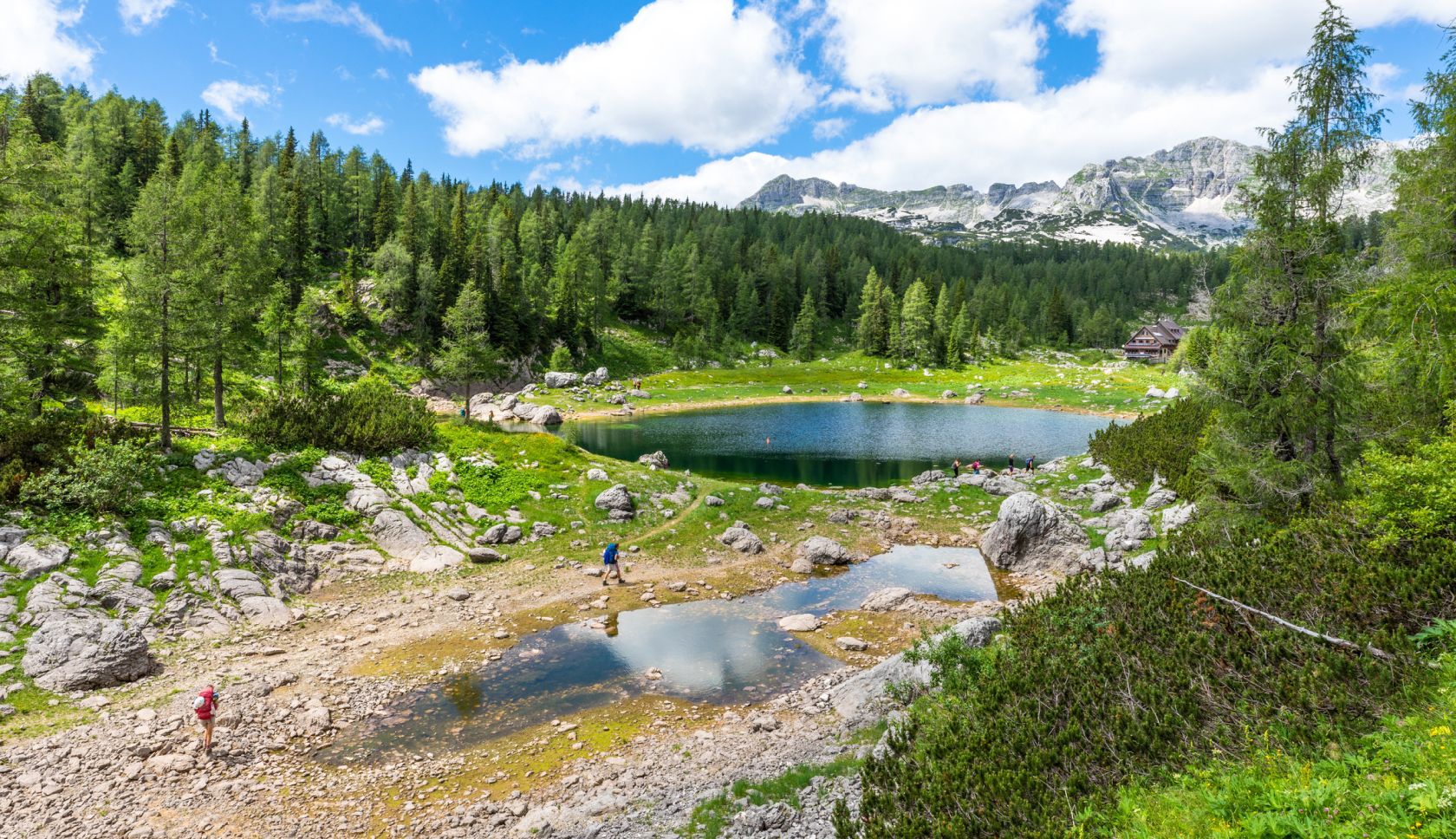 De helderblauwe Schlegeis Stausee, omringd door besneeuwde bergtoppen