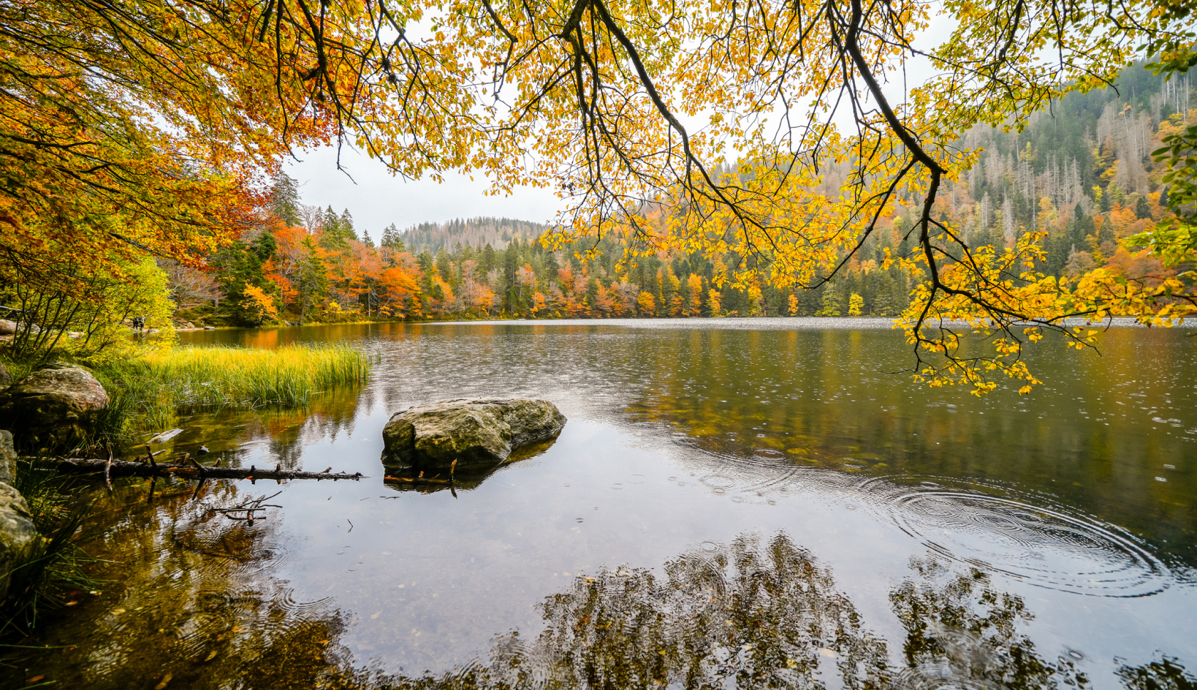 De helderblauwe Schlegeis Stausee, omringd door besneeuwde bergtoppen