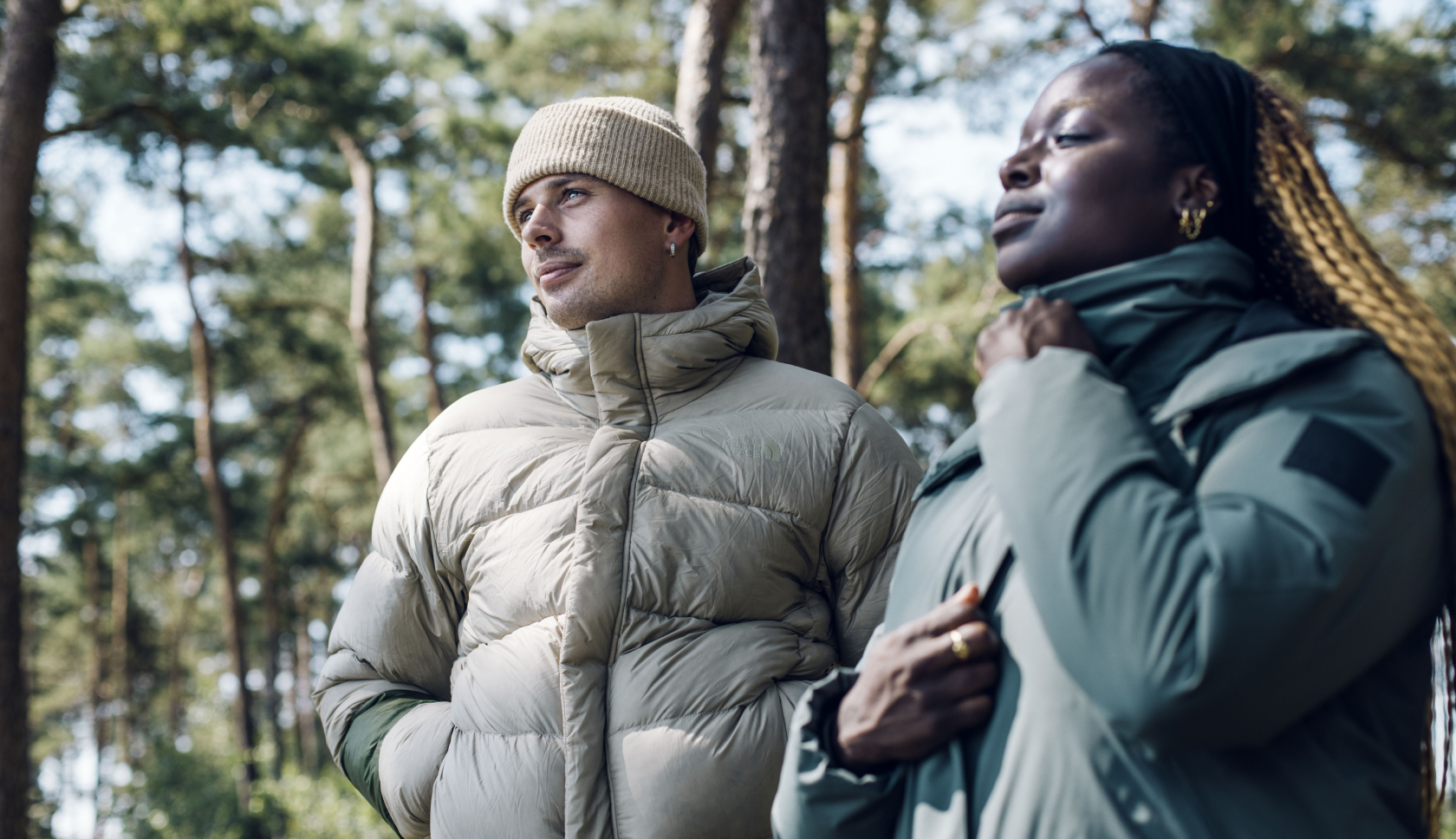 een man en vrouw genieten van de natuur