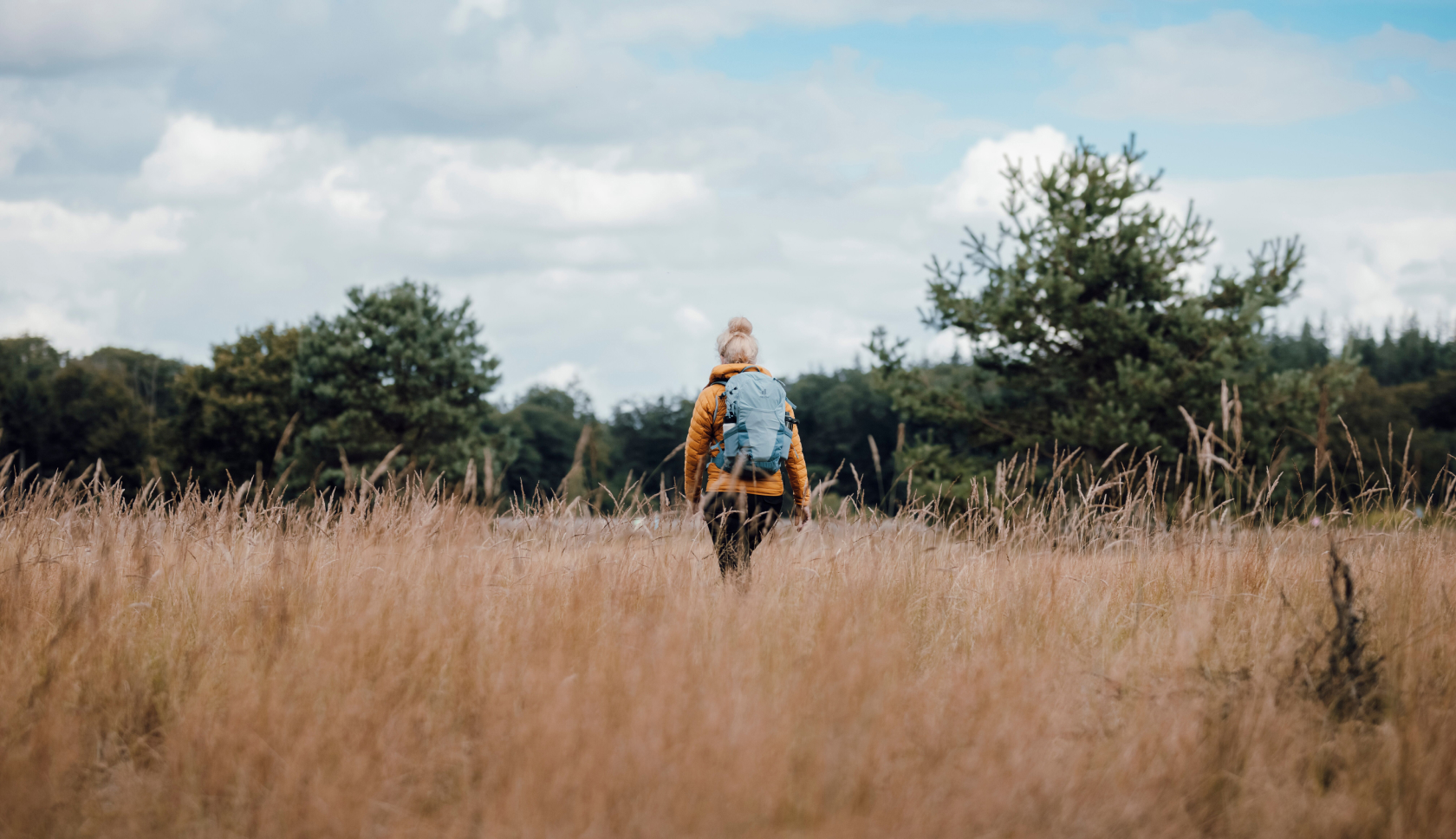 Twee vrouwen met backpacks lopen naar een berghut